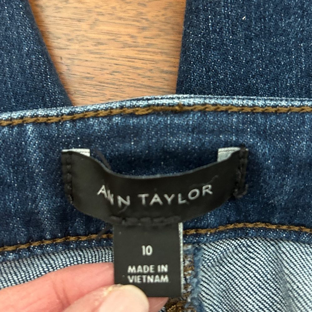 Ann Taylor Mid-Rise “The Taper”  Jeans. Size 10 - Picture 5 of 6